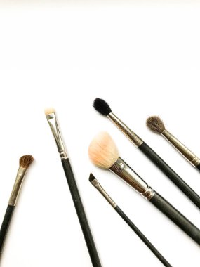 Farklı makyaj fırçaları. Düz görünüm.