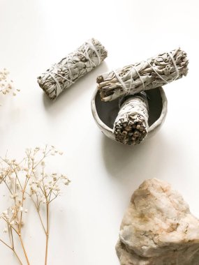 Kaliforniya beyaz adaçayı, güzel bir düzen ve üst manzara, tütsü ve kurumuş çiçekler beyaz arka planda