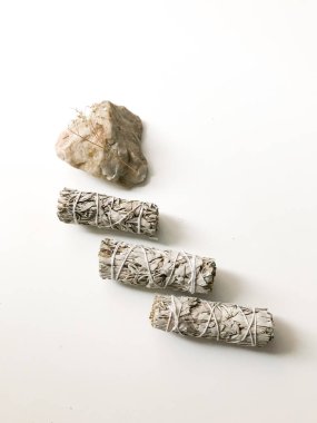 Beyaz bir arka planda beyaz Kaliforniya adaçayı sürüsü, minimalizm ve yazı için bir yer. Kutsal tütsü, aromaterapi ve meditasyon.