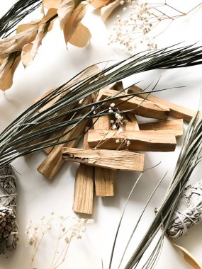 Palo santo ve beyaz adaçayı, aromaterapi ve beyaz arka planda tütsü. Metin yeri, dinsel minimalist arkaplan