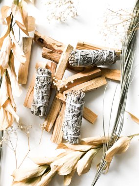 Palo santo ve beyaz adaçayı, aromaterapi ve beyaz arka planda tütsü. Metin yeri, dinsel minimalist arkaplan