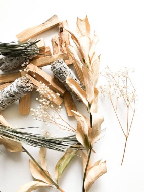 Palo santo ve beyaz adaçayı, aromaterapi ve beyaz arka planda tütsü. Metin yeri, dinsel minimalist arkaplan