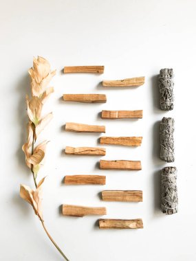 Palo santo ve beyaz adaçayı, aromaterapi ve beyaz arka planda tütsü. Metin yeri, dinsel minimalist arkaplan