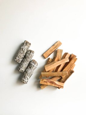 Palo santo ve beyaz adaçayı, aromaterapi ve beyaz arka planda tütsü. Metin yeri, dinsel minimalist arkaplan