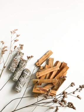 Palo santo ve beyaz adaçayı, aromaterapi ve beyaz arka planda tütsü. Metin yeri, dinsel minimalist arkaplan