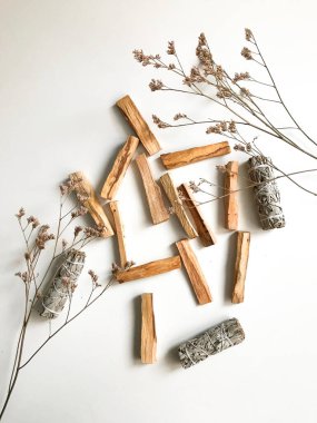 Palo santo ve beyaz adaçayı, aromaterapi ve beyaz arka planda tütsü. Metin yeri, dinsel minimalist arkaplan
