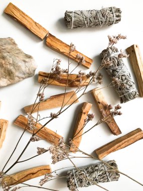 Palo santo ve beyaz adaçayı, aromaterapi ve beyaz arka planda tütsü. Metin yeri, dinsel minimalist arkaplan