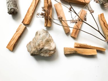 Palo santo ve beyaz adaçayı, aromaterapi ve beyaz arka planda tütsü. Metin yeri, dinsel minimalist arkaplan