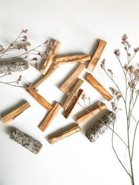 Palo santo ve beyaz adaçayı, aromaterapi ve beyaz arka planda tütsü. Metin yeri, dinsel minimalist arkaplan