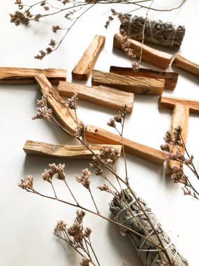 Palo santo ve beyaz adaçayı, aromaterapi ve beyaz arka planda tütsü. Metin yeri, dinsel minimalist arkaplan