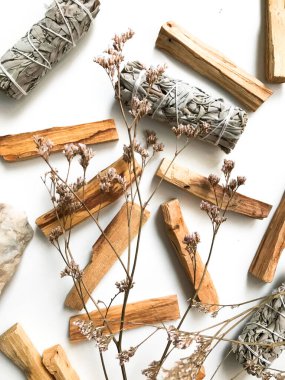 Palo santo ve beyaz adaçayı, aromaterapi ve beyaz arka planda tütsü. Metin yeri, dinsel minimalist arkaplan