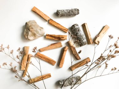 Palo santo ve beyaz adaçayı, aromaterapi ve beyaz arka planda tütsü. Metin yeri, dinsel minimalist arkaplan