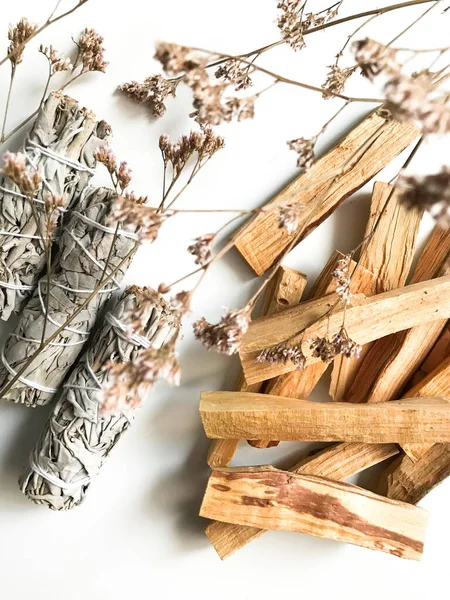 Palo santo ve beyaz adaçayı, aromaterapi ve beyaz arka planda tütsü. Metin yeri, dinsel minimalist arkaplan