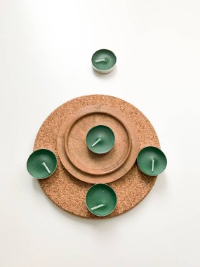 Beyaz arka planda Yeşil Çay Kokulu Mumlar ve Bambu Yuvarlak Duruş. Estetik minimalist kavram. Düz yatıyordu, üst görünüm moda kalıpları