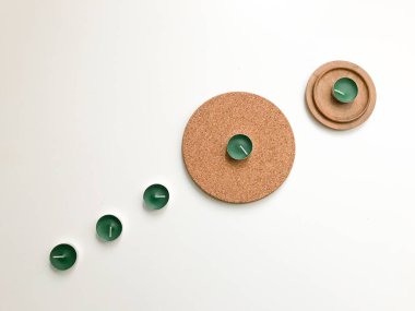 Beyaz arka planda Yeşil Çay Kokulu Mumlar ve Bambu Yuvarlak Duruş. Estetik minimalist kavram. Düz yatıyordu, üst görünüm moda kalıpları