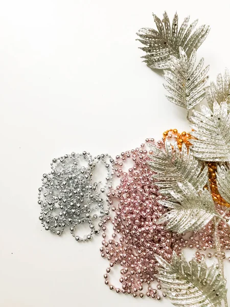 Güzel cam ve renkli çelenklerin Noel arkaplanı. Düz yatış, üst görünüm.