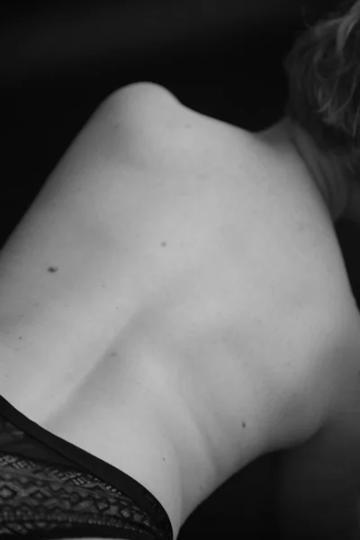 女性の体の部位や肌の近くに細い女の子の姿の詳細 — ストック写真