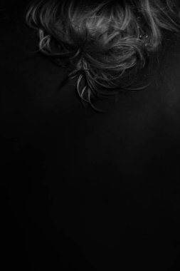 Vücut detaylarının minimalist görüntüsü, koyu arkaplan üzerindeki dokular, görüntüye bulanık odaklanma