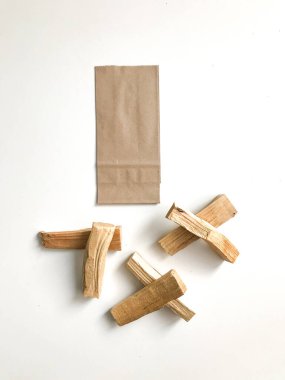 Palo santo ağacından yapılmış doğal tütsü, aromaterapi. Palo Santo çubukları ve el sanatları ambalajı beyaz arka planda, metin için bir yer