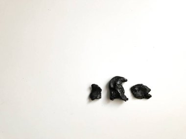 Labdanum reçinesi beyaz arka planda yakın plan, aromaterapi için tütsü