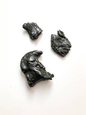 Labdanum reçinesi beyaz arka planda yakın plan, aromaterapi için tütsü