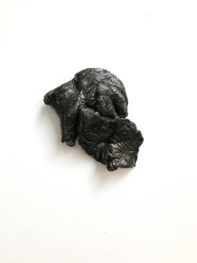 Labdanum reçinesi beyaz arka planda yakın plan, aromaterapi için tütsü