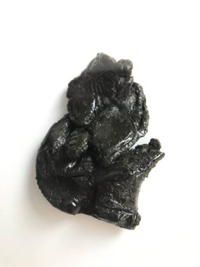 Labdanum reçinesi beyaz arka planda yakın plan, aromaterapi için tütsü