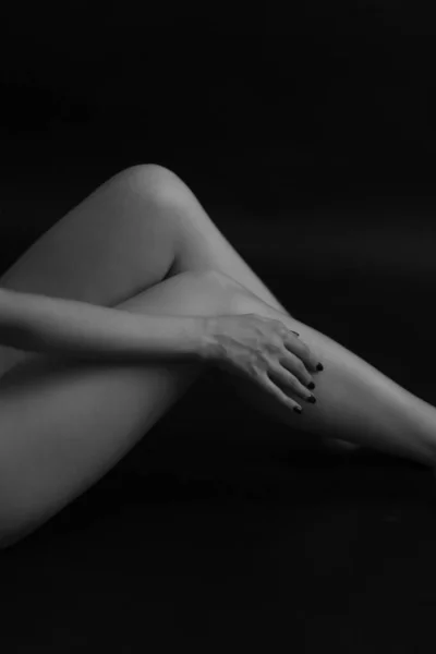 黒を背景に裸の女体 女性の身体の美術写真 — ストック写真