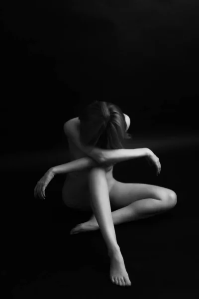黒を背景に裸の女体 女性の身体の美術写真 — ストック写真