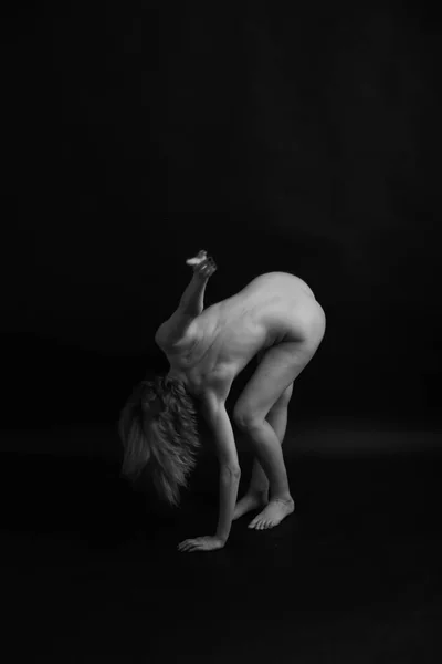 Athletic Nude Woman Body Dark Background Fine Art Photo Nude — Zdjęcie stockowe