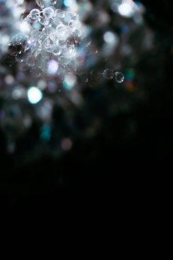 Parlayan mavi parçacıkları olan soyut koyu arkaplan. Güzel bulanık ve bokeh 