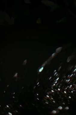 Parlayan mavi parçacıkları olan soyut koyu arkaplan. Güzel bulanık ve bokeh 