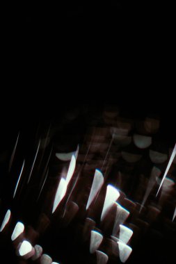 Parlayan mavi parçacıkları olan soyut koyu arkaplan. Güzel bulanık ve bokeh 