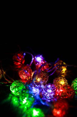 Yuvarlak toplardan bir çelenk Gecenin içinde usulca parlıyor