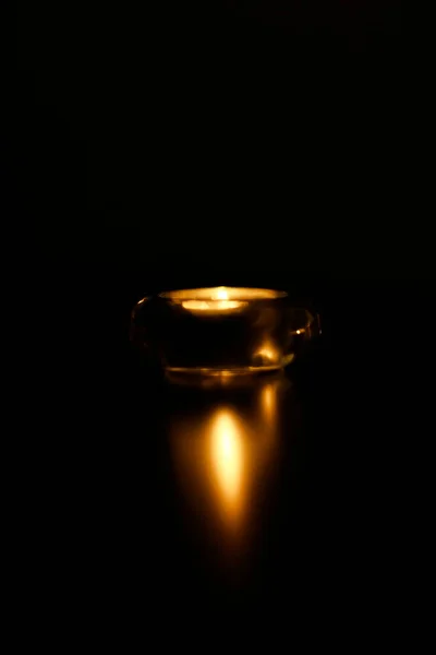 关闭单个蜡烛的火焰 白色蜡蜡烛燃烧在黑暗的背景 — 图库照片