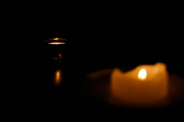 Nahaufnahme Einzelne Kerzenflamme Weiße Wachskerze Brennt Auf Dunklem Hintergrund — Stockfoto