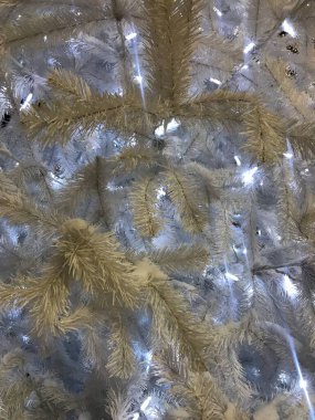 Yeni yıl beyaz Noel ağacı, Noel arkaplanı, yeni yılın güzelliği.