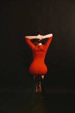 Siyah arka planda kırmızı elbiseli bir kız, sanat ve moda, bulanık fotoğraf ve bulanık sanat