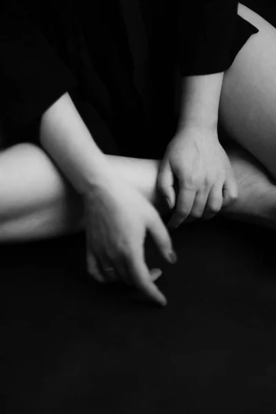 Gros Plan Sur Les Mains Des Femmes Cadre Noir Blanc — Photo