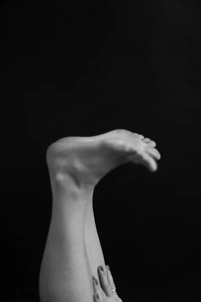 漂亮的女性腿 脚和胫骨 在黑暗的背景上的一个肢体的特写 软焦点背景 模糊和模糊的模糊焦点图像与小噪音 — 图库照片