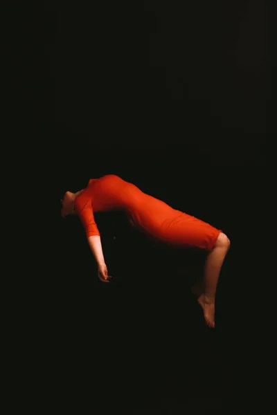 Uma Menina Vestido Vermelho Fundo Escuro Arte Moda Foto Embaçada — Fotografia de Stock