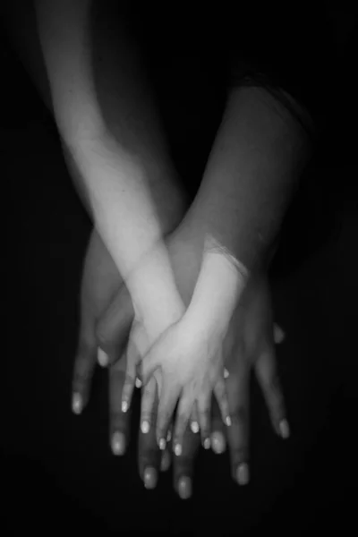 Gros Plan Sur Les Mains Des Femmes Cadre Noir Blanc — Photo