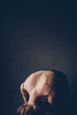 Bir dansçının sanat portresi, hareketlere yakın. Çerçevelerde ışık giderici ve sanat gürültüsü