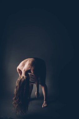 Bir dansçının sanat portresi, hareketlere yakın. Çerçevelerde ışık giderici ve sanat gürültüsü