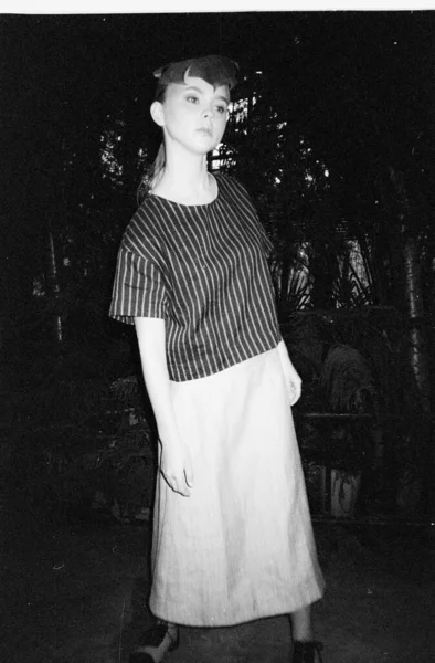 Модный Портрет Девушки Модной Одежде Черно Белой Зернистой Пленке Ботаническом — стоковое фото