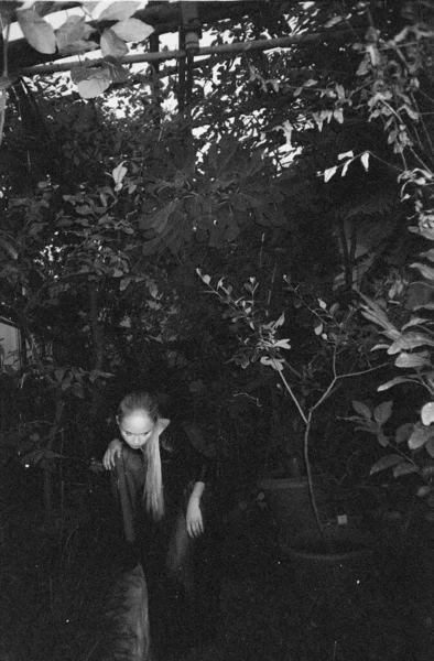 Módní Portrét Dívky Módních Šatech Černobílém Zrnitém Filmu Botanické Zahradě — Stock fotografie