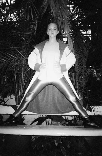 Moda Portret Dziewczyny Modnej Odzieży Czarno Białym Ziarnistym Filmie Ogrodzie — Zdjęcie stockowe