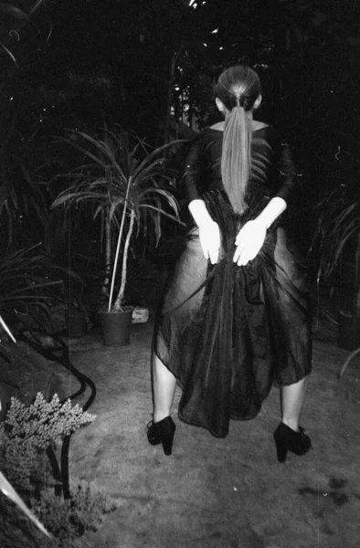 Módní Portrét Dívky Módních Šatech Černobílém Zrnitém Filmu Botanické Zahradě — Stock fotografie