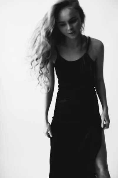 Gyönyörű Lány Hosszú Hajjal Fekete Hálóingben Pántokkal Spontán Mozdulatokkal Pózokkal — Stock Fotó