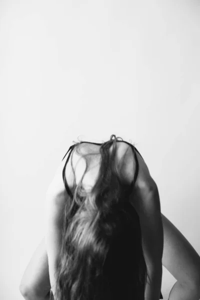 Красивая Девушка Длинными Волосами Черной Ночной Рубашке Ремнями Спонтанно Движется — стоковое фото